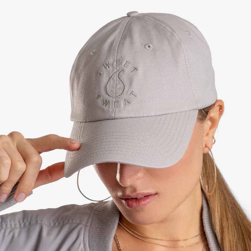 H118 | ss-hat-metal-clasp | woman closeup